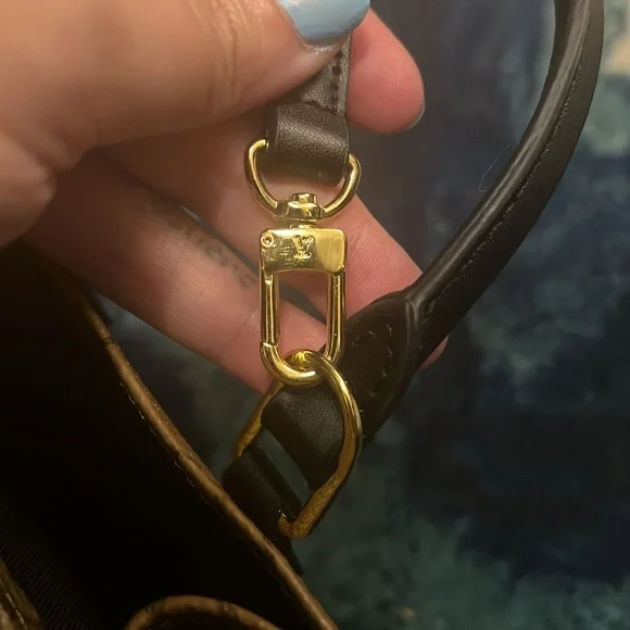 LV Le petit sac with detachable strap - Picture 4 of 6